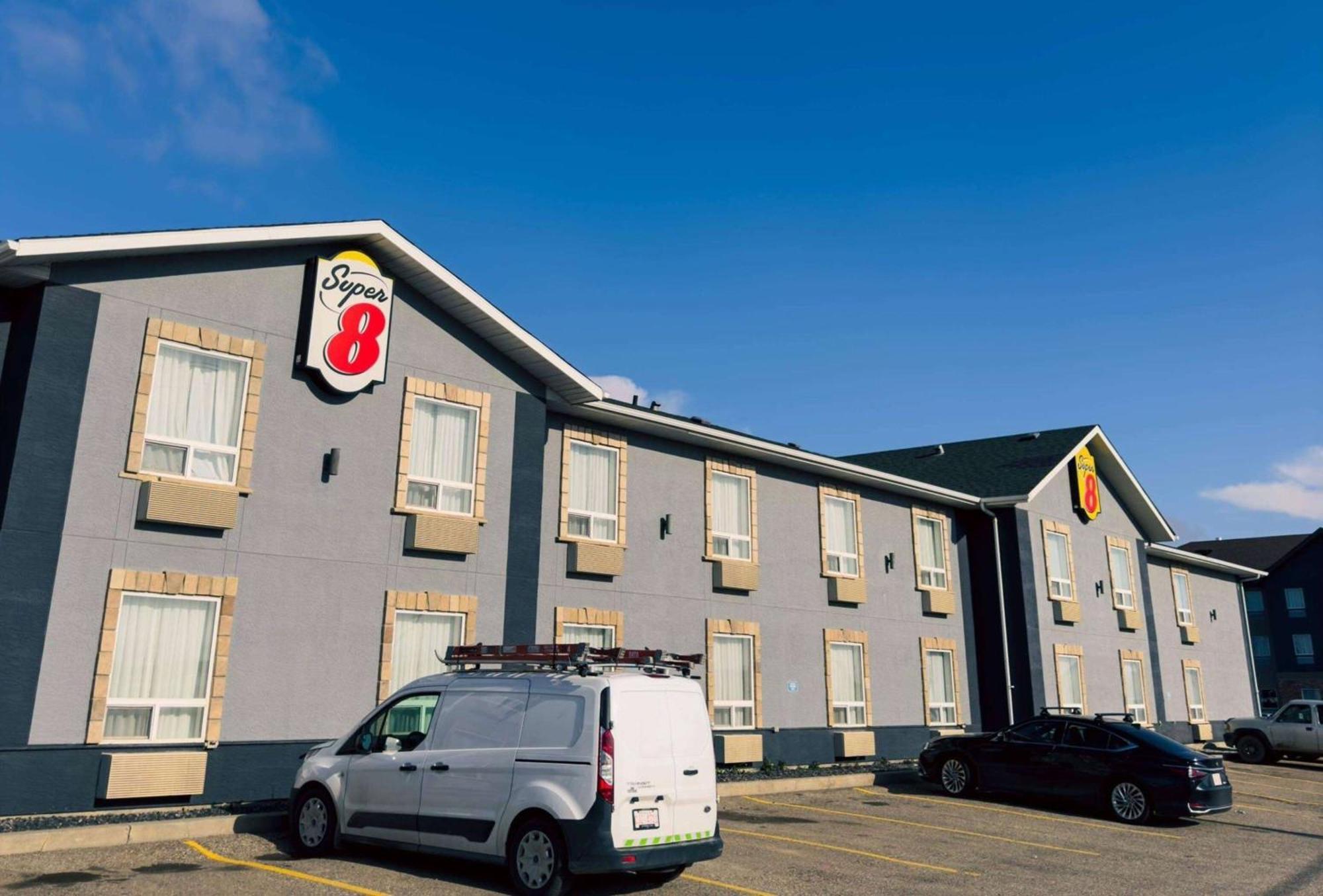 Super 8 By Wyndham Dawson Creek Hotel Exterior photo